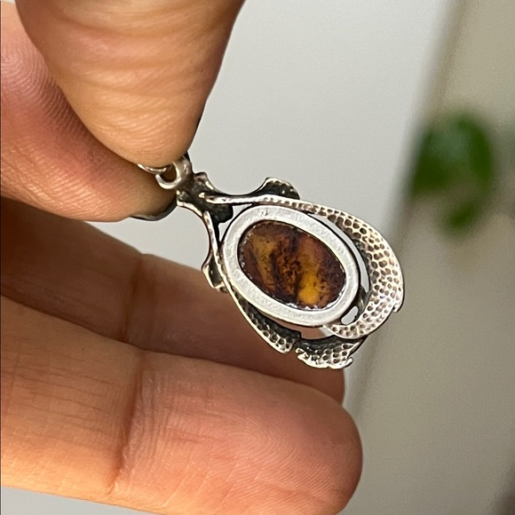 Elegant Sterling Silver and Amber Pendant - Picture 3 of 6